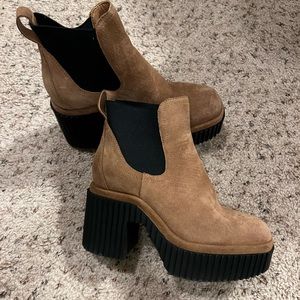 Barely worn - Gianni Bini platform Chelsea boots